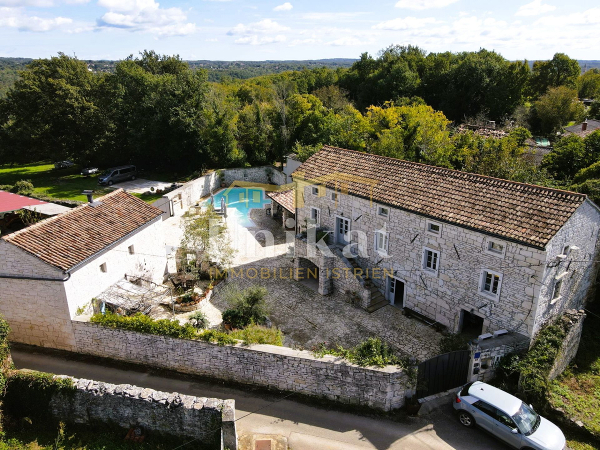 Čudovita posest z dvema kamnitima hišama in bazenom